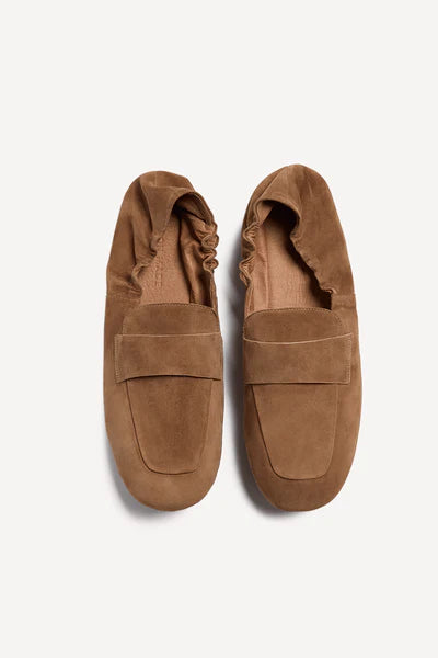 Nomi Flat Oliv Suede