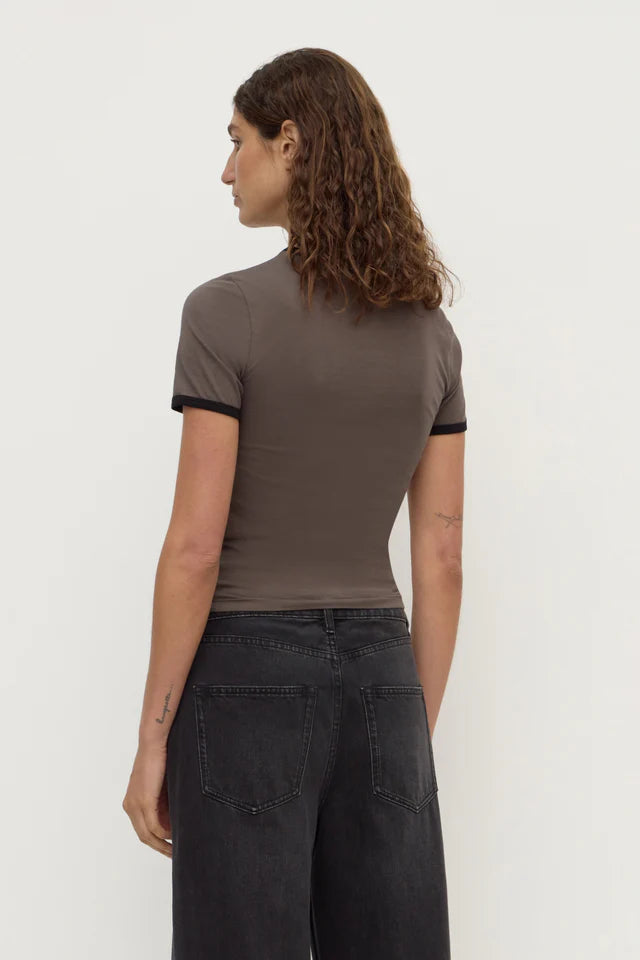 Kourt Contrast Bind Tee Bark Black