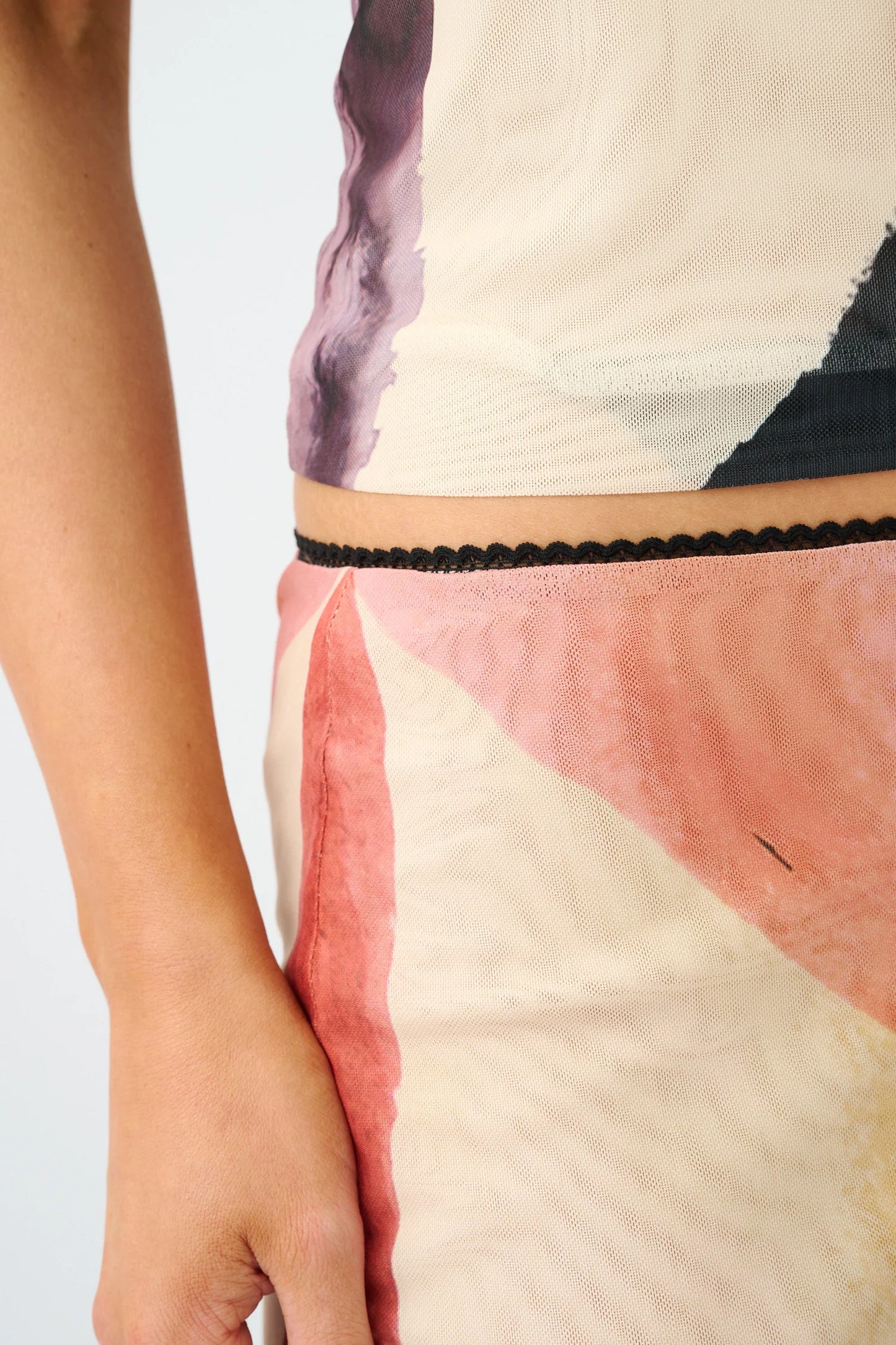 With Harper Lu Fitted Midi Skirt Mesh Wave