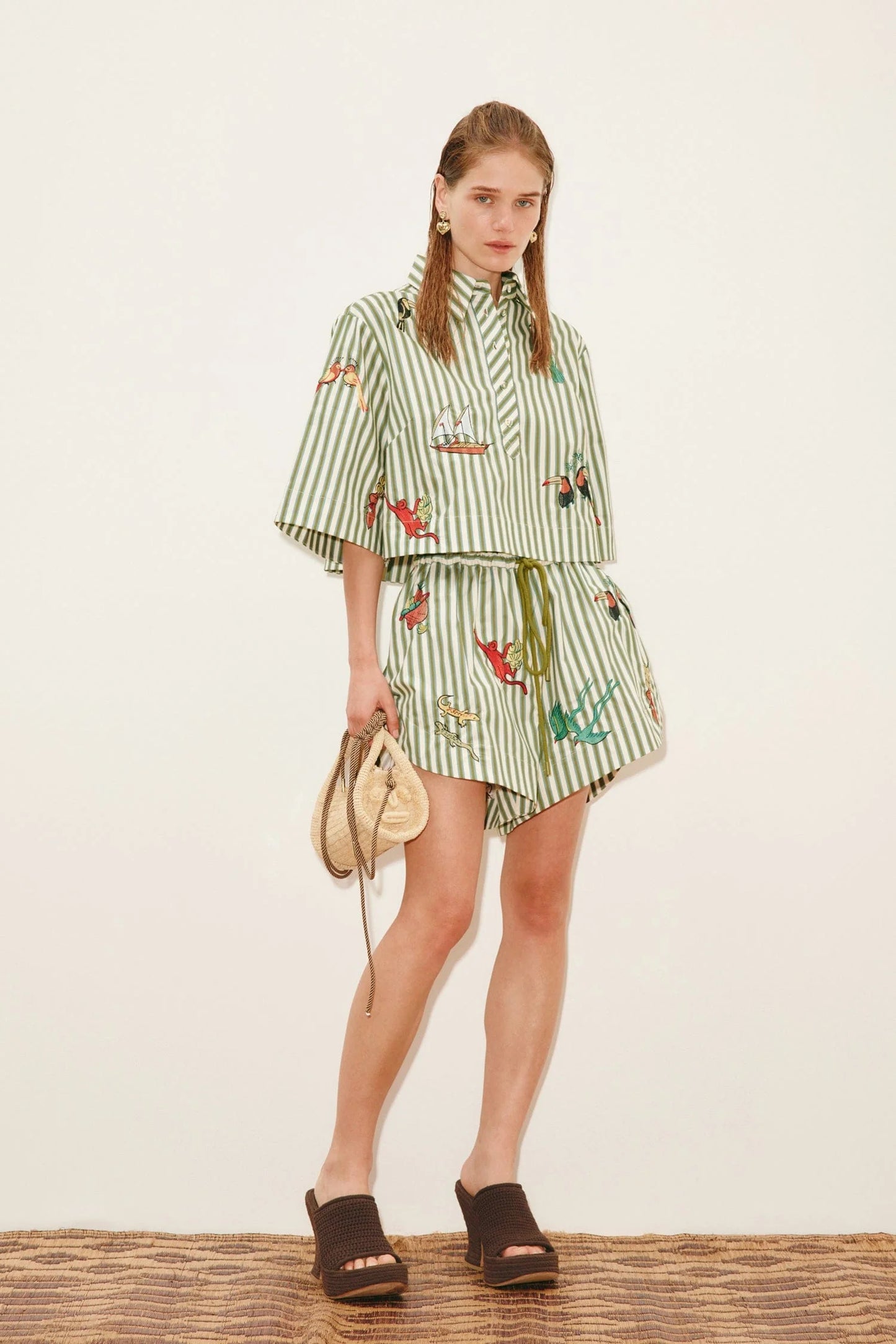 Bisou Embroidered Short